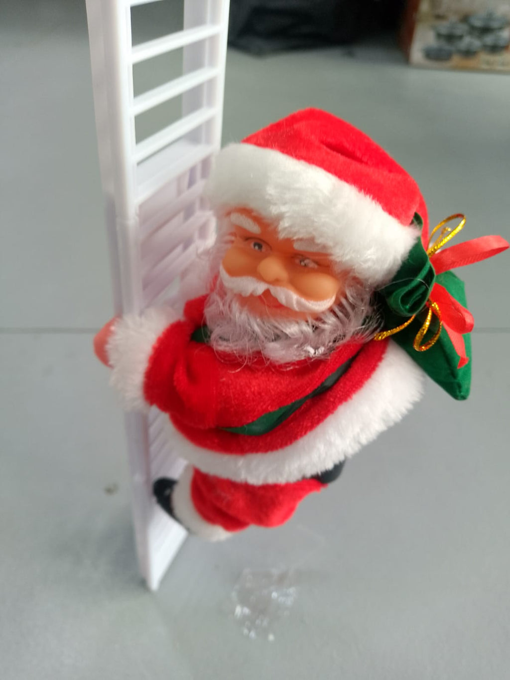 Santa Claus Trepador con Escalera – Embellece tu Navidad con magia